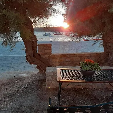 Marousso's Seafront House * Alikí